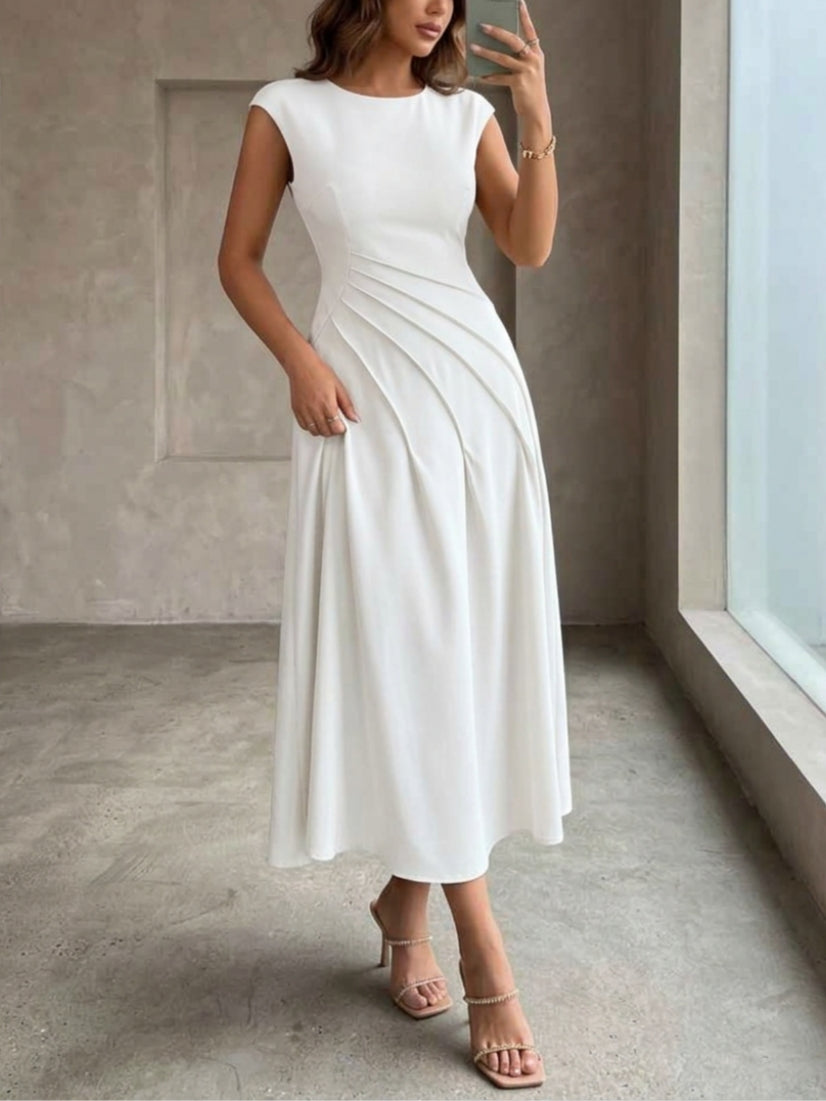 Robe cocktail ligne A col rond, satin stretch, sans manches, longueur midi, drapé