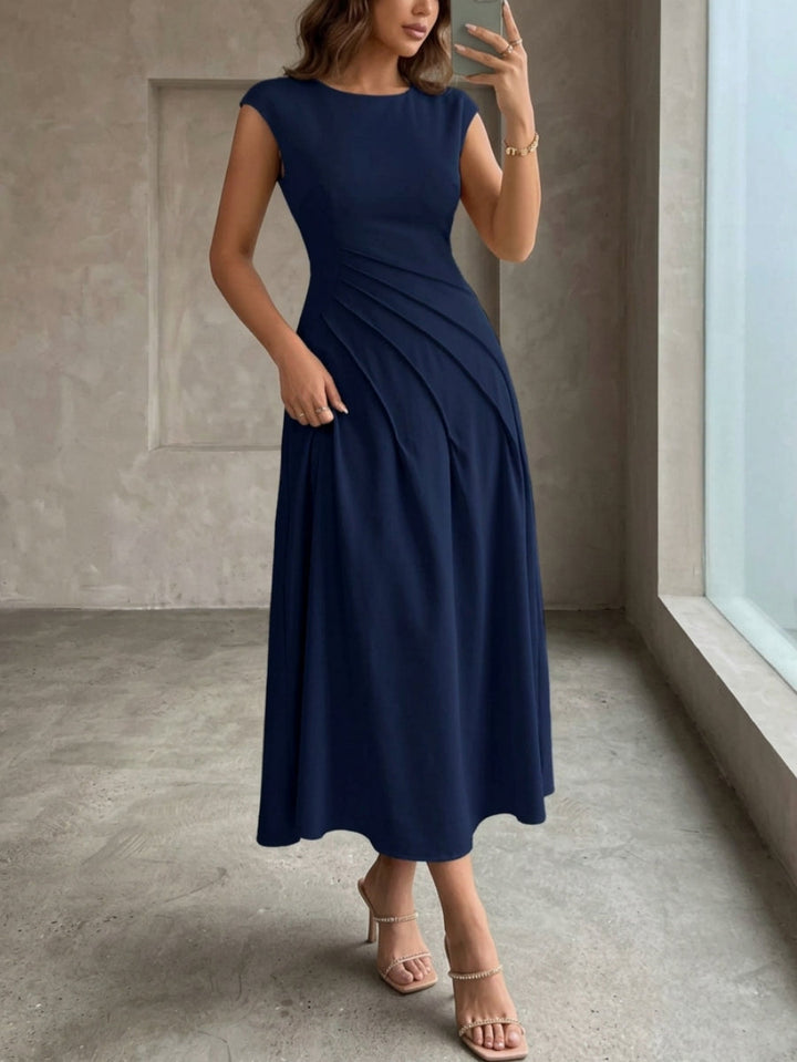 Robe cocktail ligne A col rond, satin stretch, sans manches, longueur midi, drapé