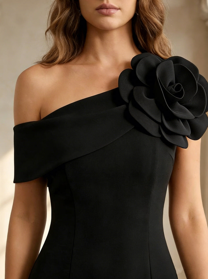 Robe cocktail fourreau une épaule, satin stretch, sans manches, longueur midi, fleurs 3D