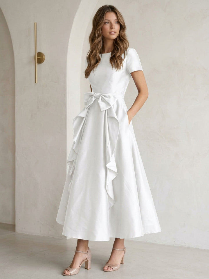 Robe cocktail ligne A col rond, satin, nœud, manches courtes, longueur midi