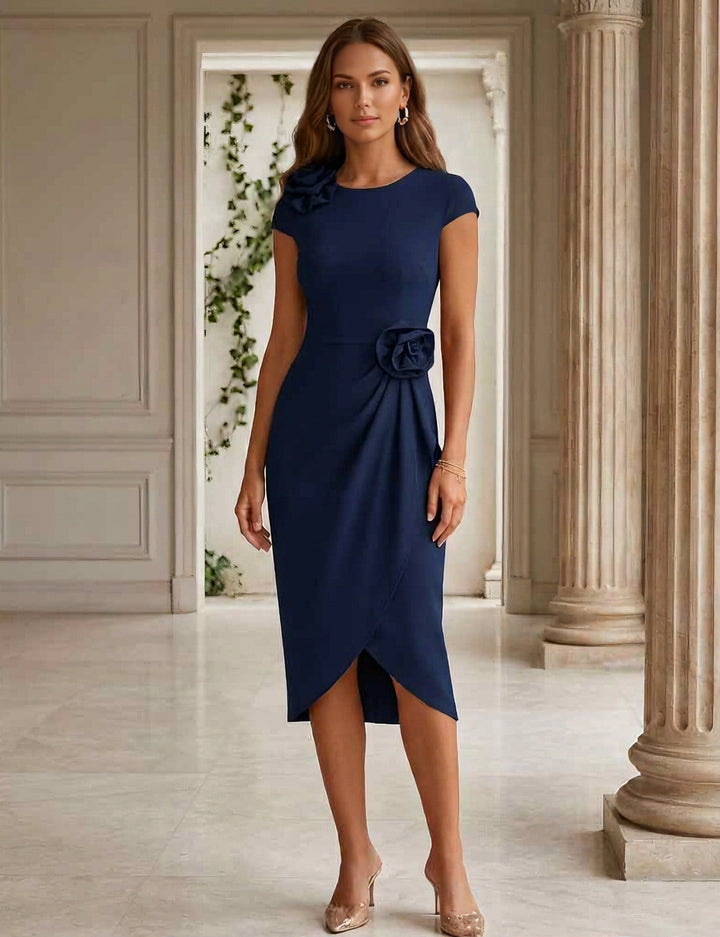 Robe cocktail fourreau col rond, satin stretch, fleurs 3D, manches courtes, longueur midi