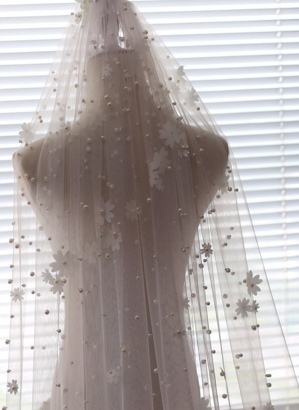 Voiles de Mariage Cathédrale à Un Niveau avec Bordure Coupée et Fausse Perle