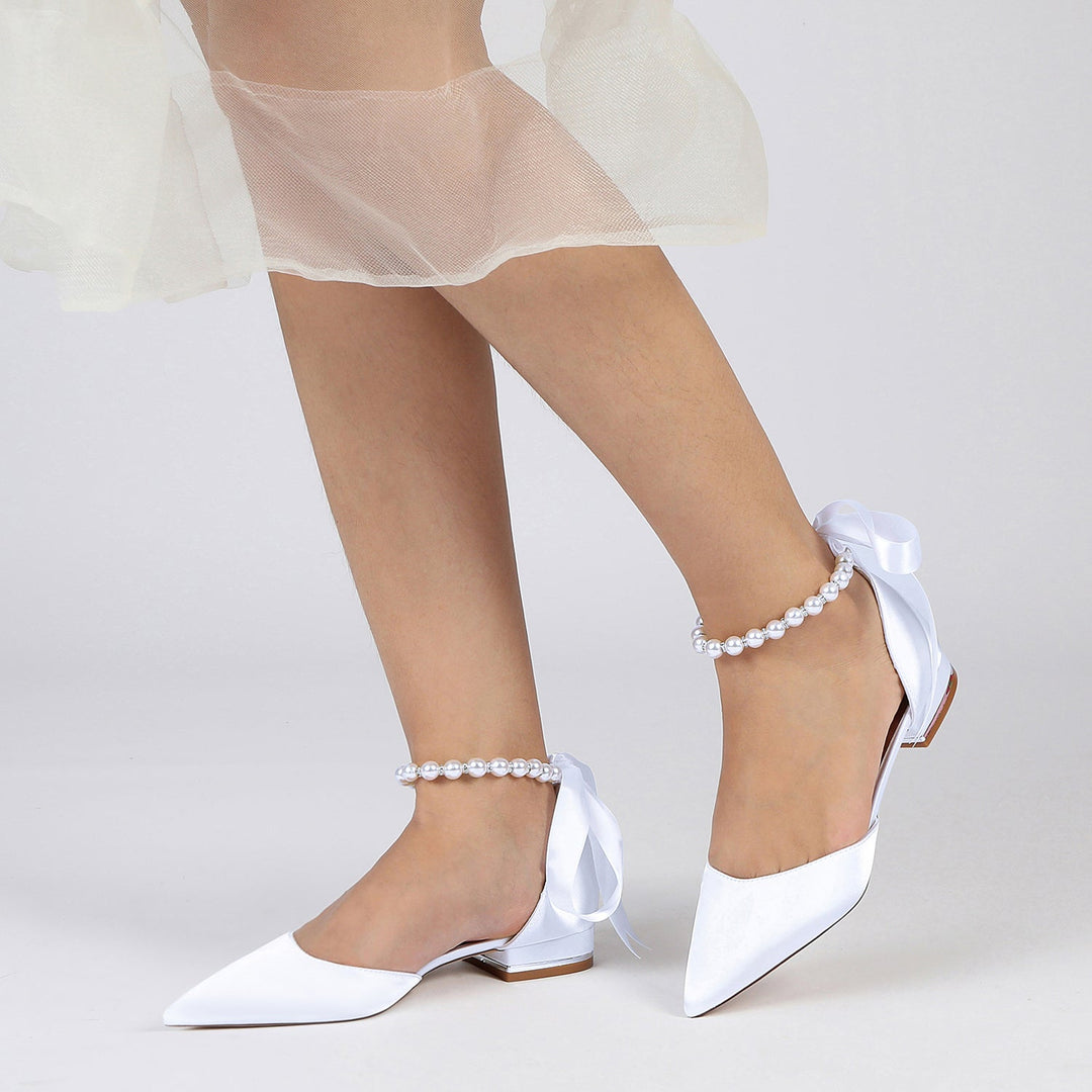 Chaussures de Mariage pour Femmes à Bout Fermé avec Perles et Talons Bas en Satin de Soie et Nœud