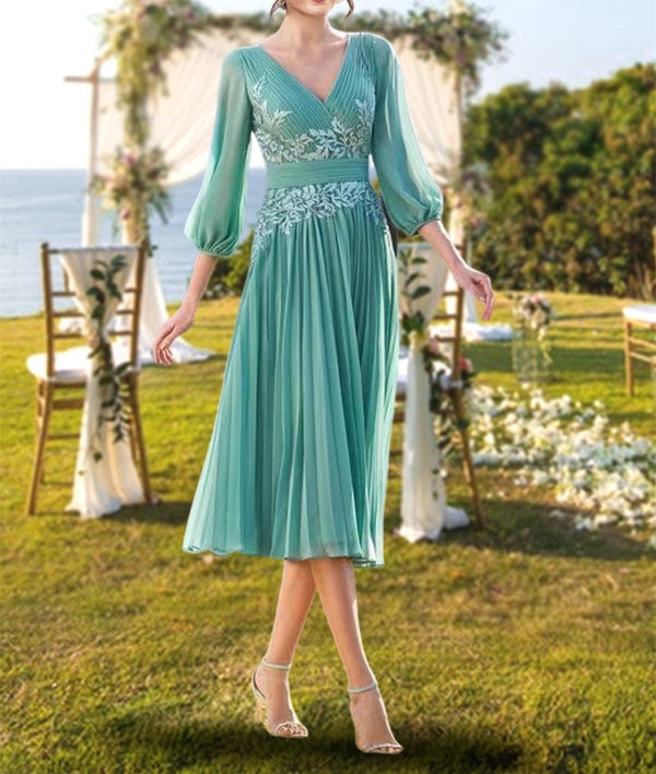 Robe de Mère de la Mariée Coupe A-Line/Princess à Col en V et Longueur Genou avec Broderie à Volants en Dentelle