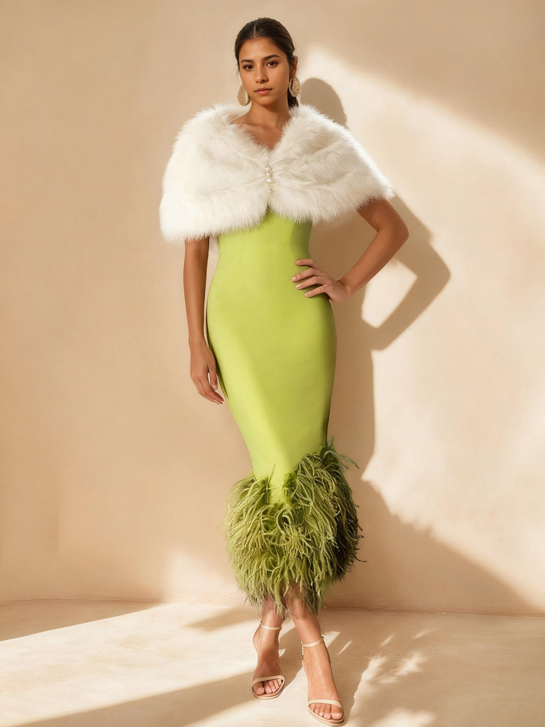 Robe De Mère De La Mariée Unique, Gaine/Colonne, Épaules Dénudées, Manches Courtes, Longueur Thé, Avec Plumes